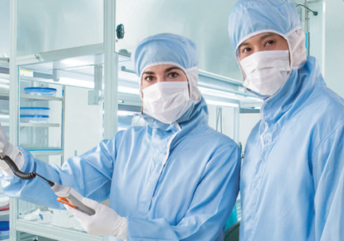 Vaisala_LifeSharing-Tissue-Storage-story_Man_and_woman_in_cleanroom